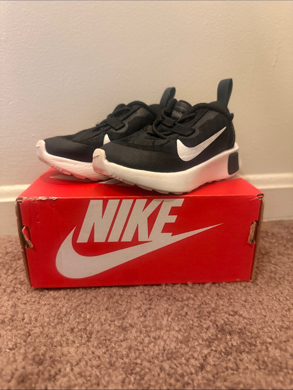 Nike Baby/Toddler Black and White Lightweight Sneakers - Size 5c